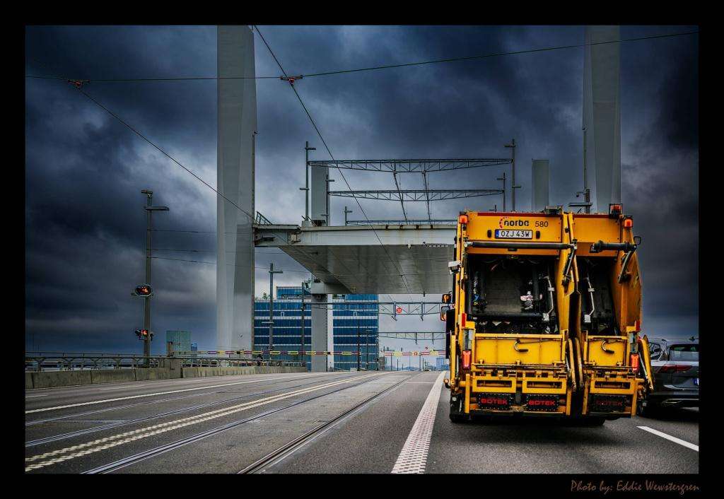 Garbage truck on the new Hisingbron