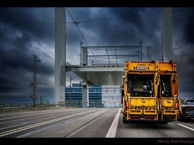 Garbage truck on the new Hisingbron